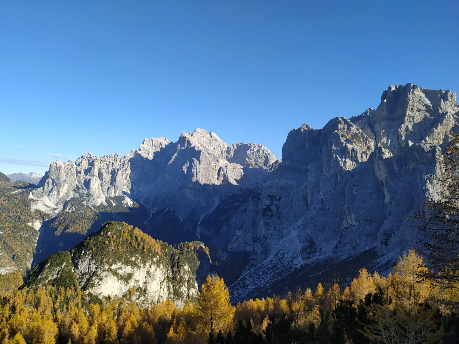Vue sur le Val Corpassa, dans les Dolomites, au fond : la Torre Trieste, la Cima della Busazza et la Torre Venezia.