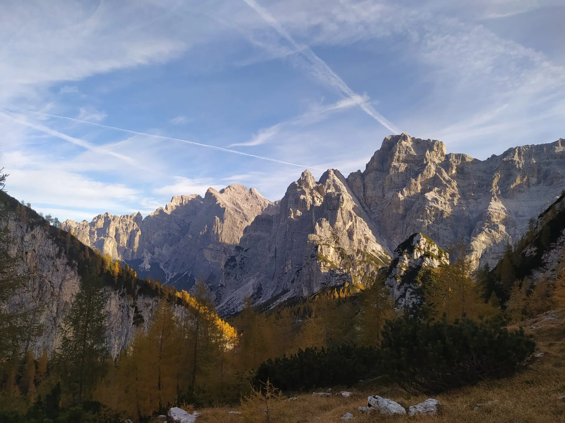 Coucher de soleil sur les immenses falaises lors d'un expédition base jump dolomites avec base spirit.