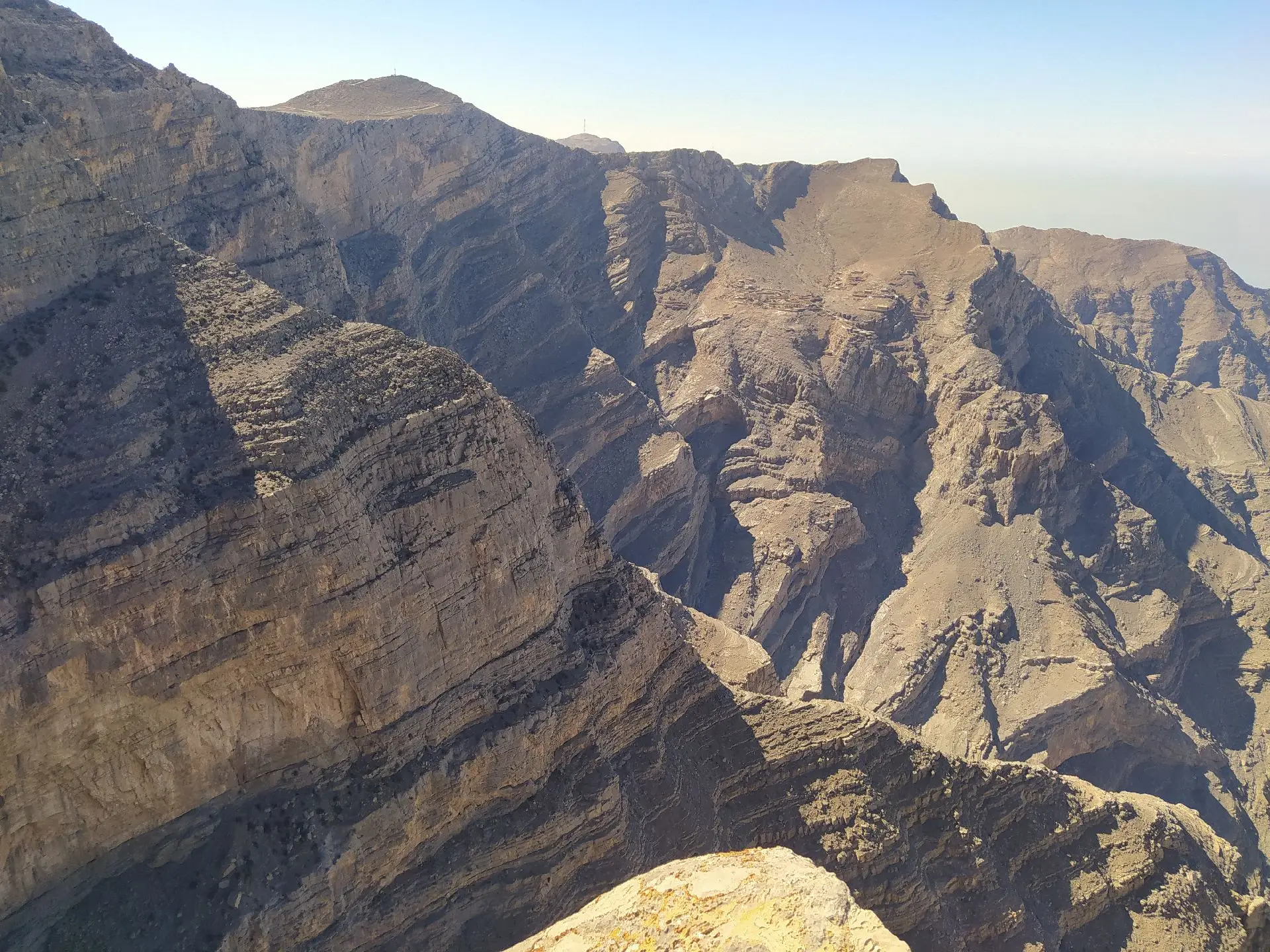 Montagnes désertiques d'Oman durant une expédition BASE jump avec BASE Spirit.