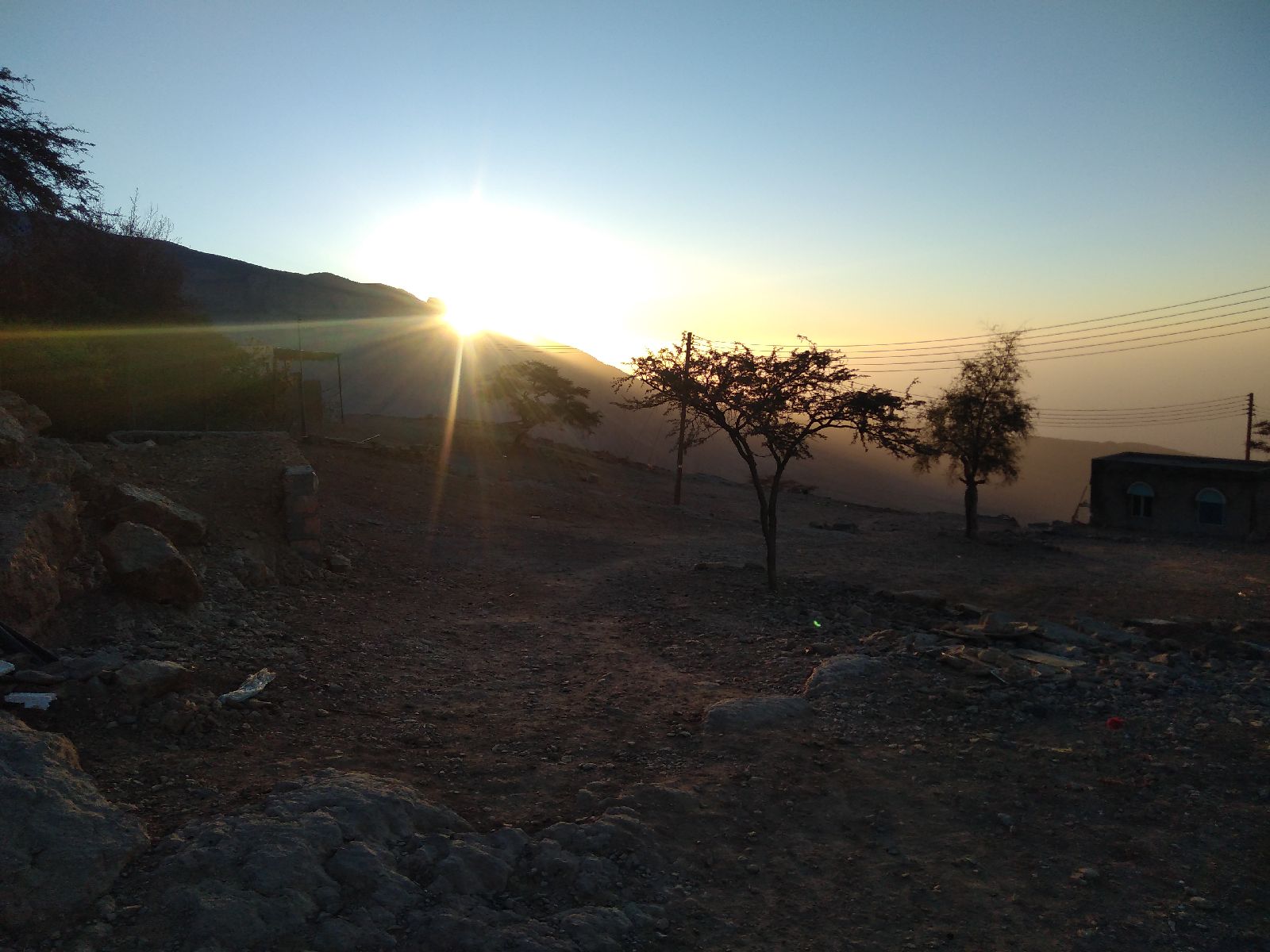 Lever de soleil sur le village d'Al Khitaym dans les montagnes de Jebel Shams à Oman.