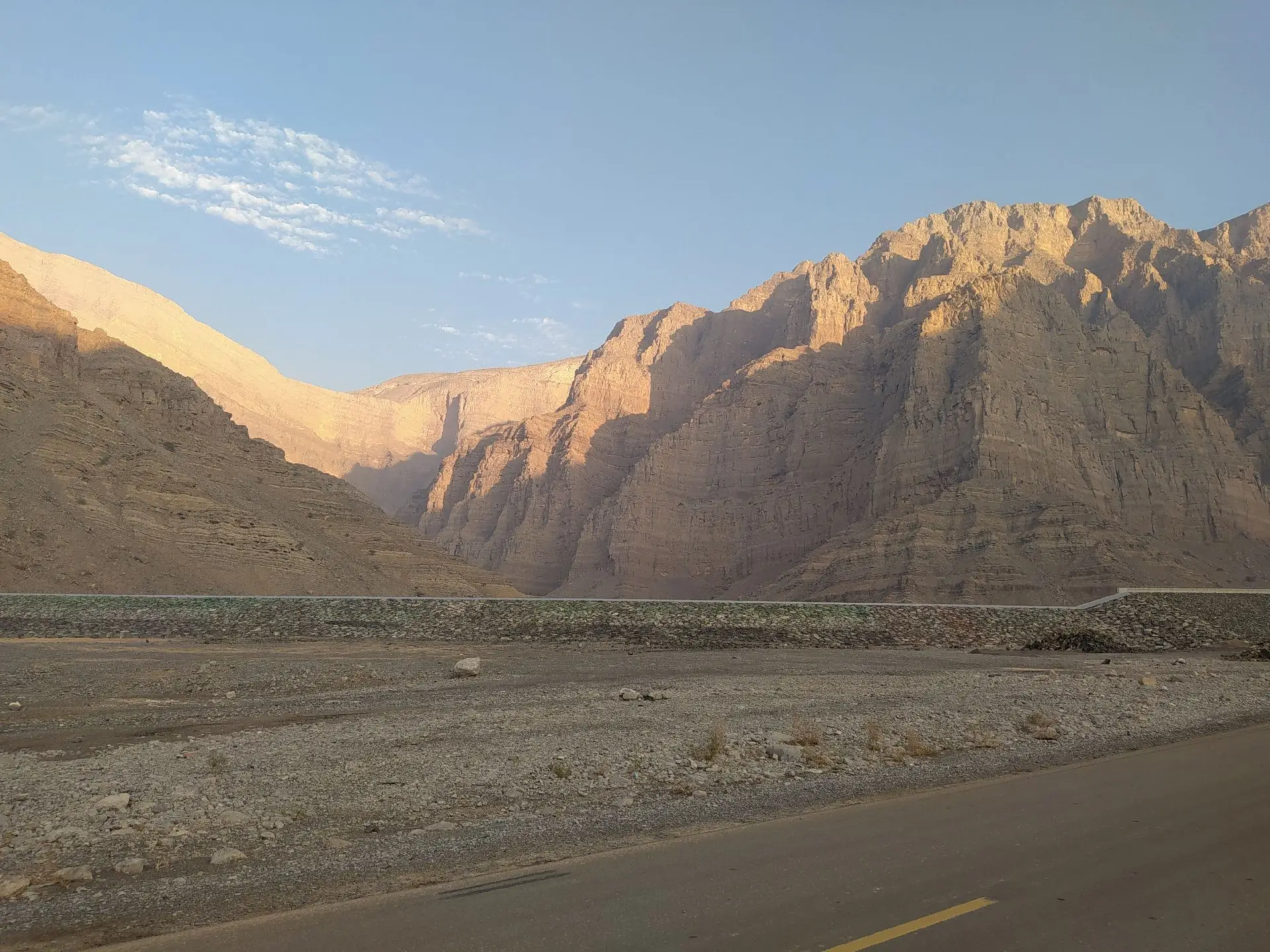 Coucher de soleil sur les montagnes d'Oman, ces grandes falaises sont propices au saut en base jump.