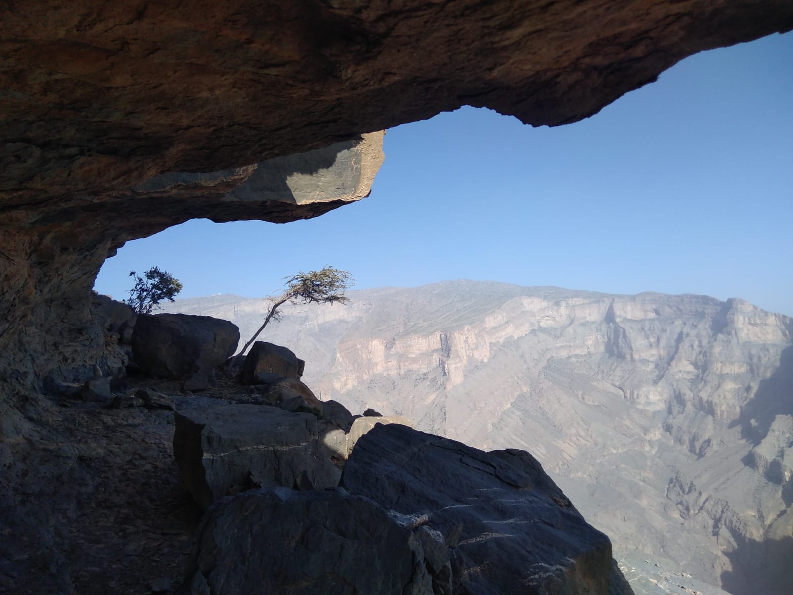 On an overhang ledge view upon wadi ghul, biggest canyon in the middle east, in Oman.