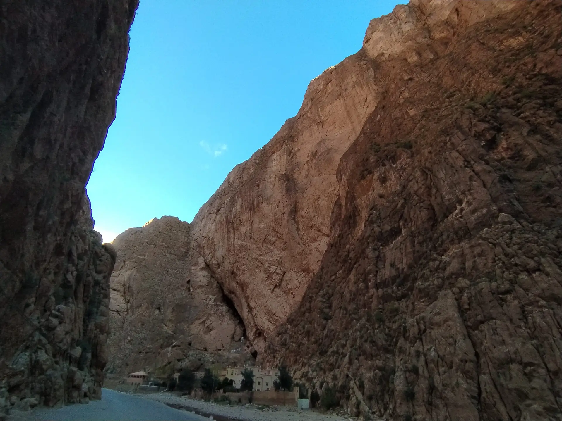 Vue en contre plongée sur les vertigineuses falaises des gorges de Todgha au Maroc, très propices au saut en base jump.