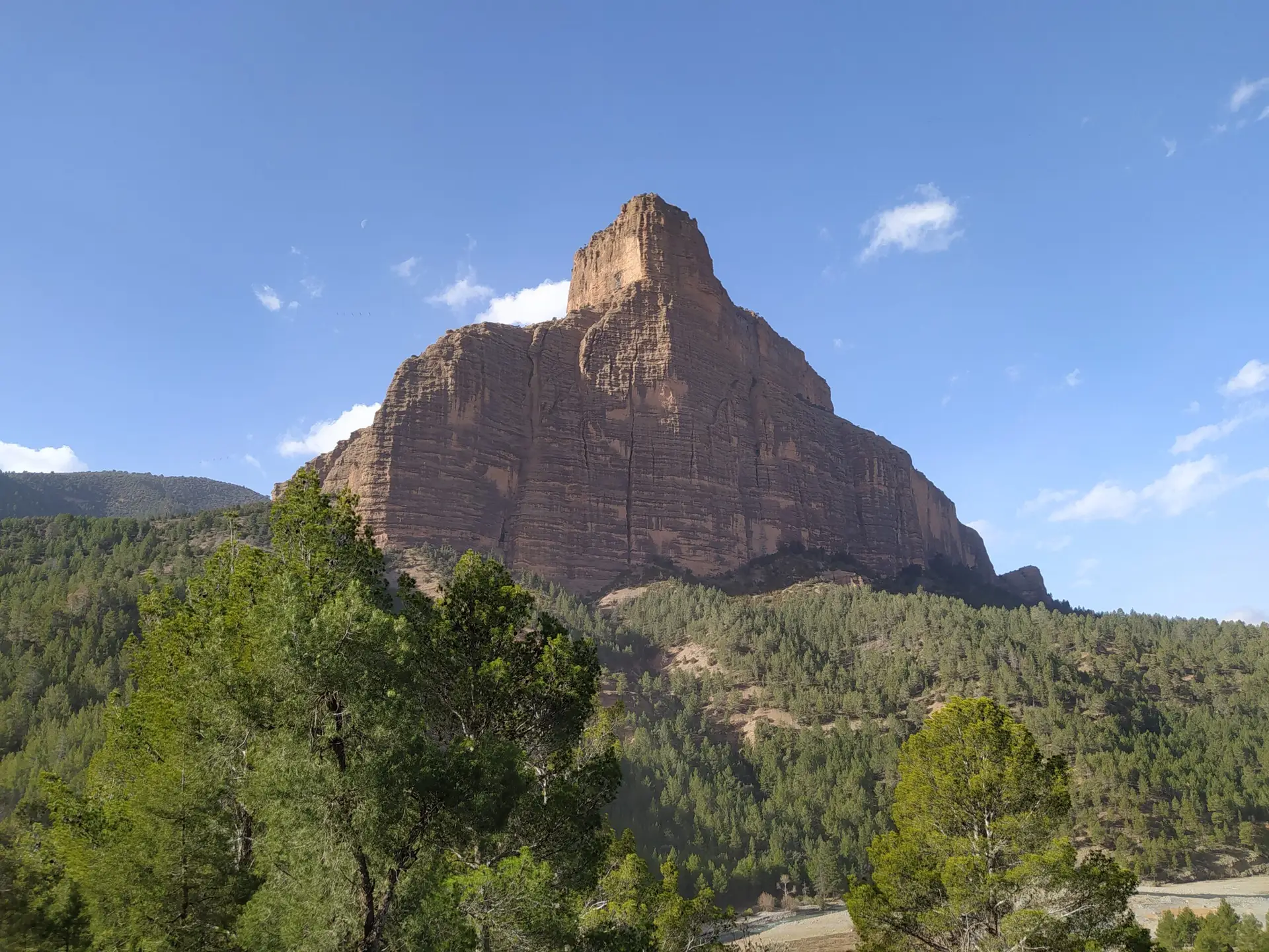 Immense paroi de la cathédrale dans l'Atlas au Maroc, la grande hauteur est très propice à la pratique du base jump.