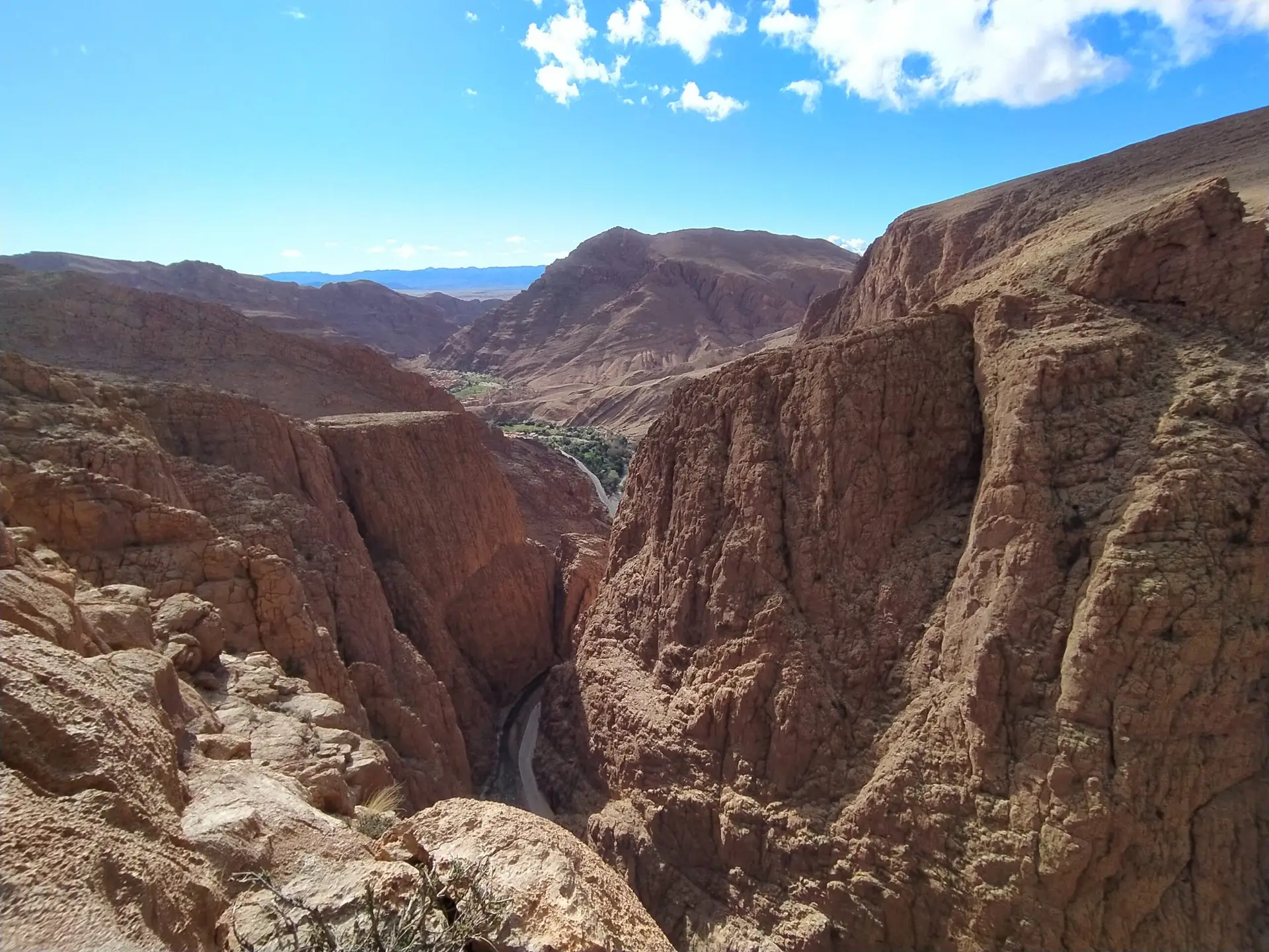 Vue plongeante sur les impressionnantes gorges de Toudgha au Maroc, paysage très minéral.