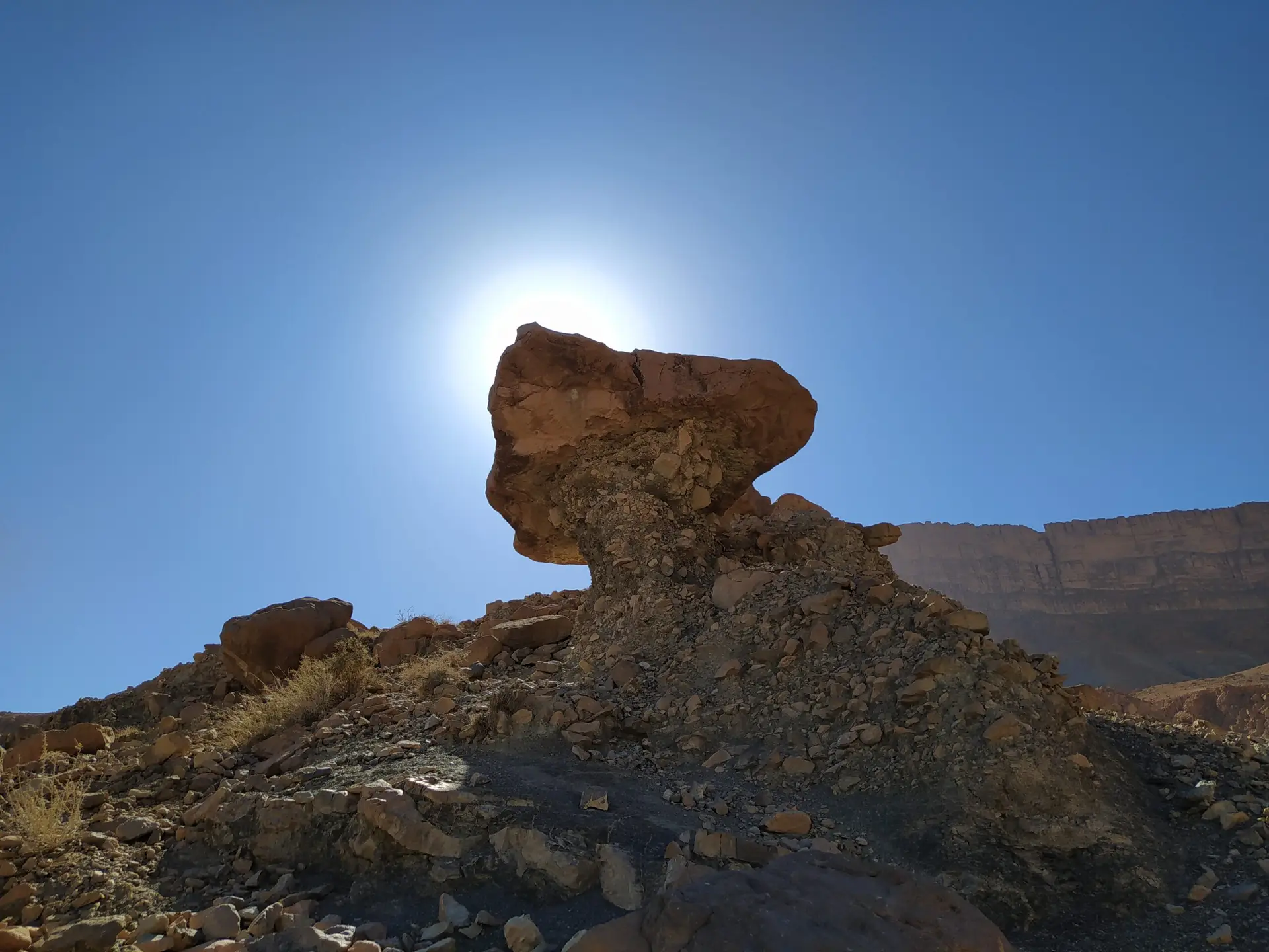Formation géologique atypique à contre-jour au Maroc.