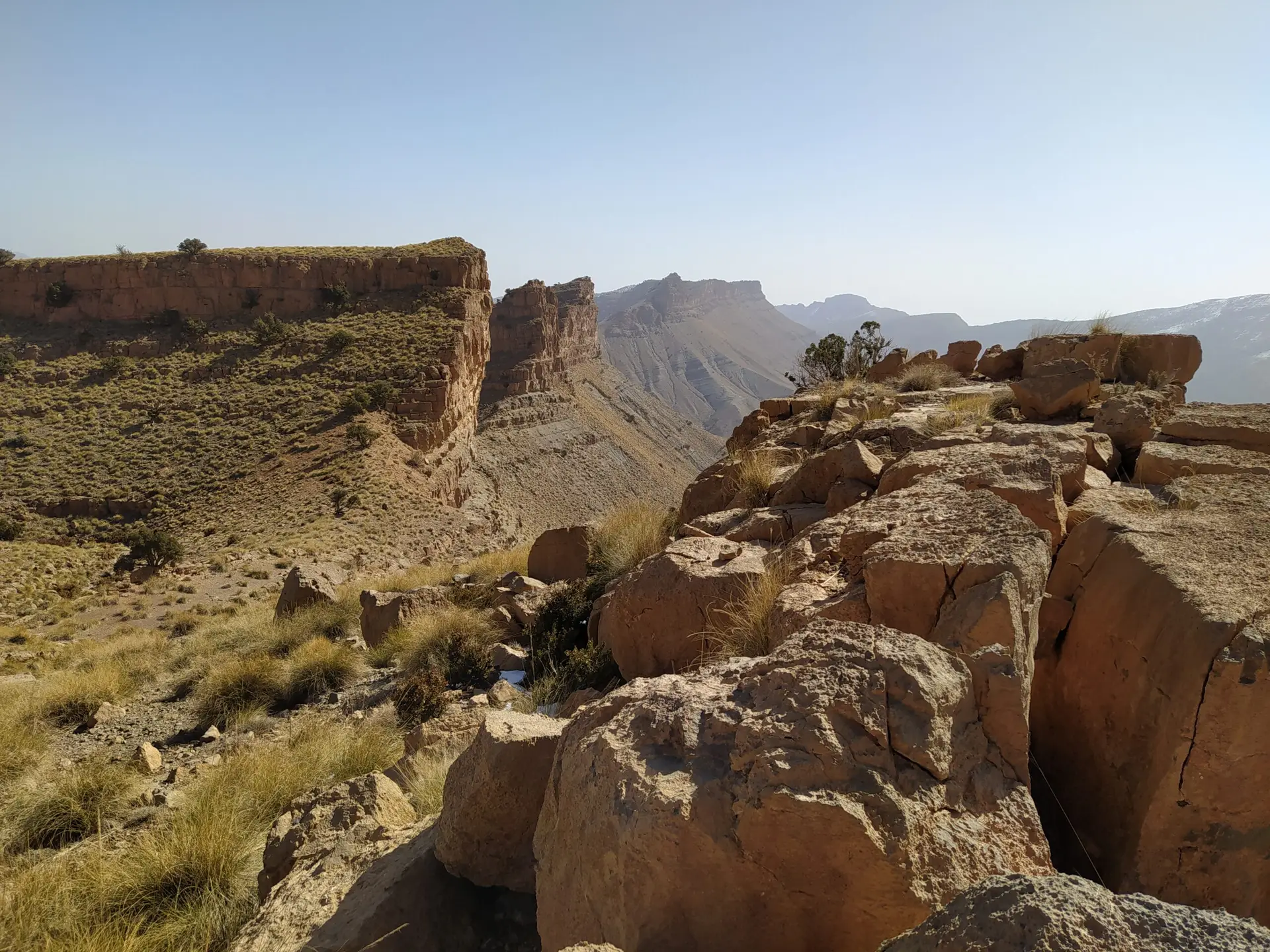 Paysage montagneux et désertique de l'Atlas au Maroc.