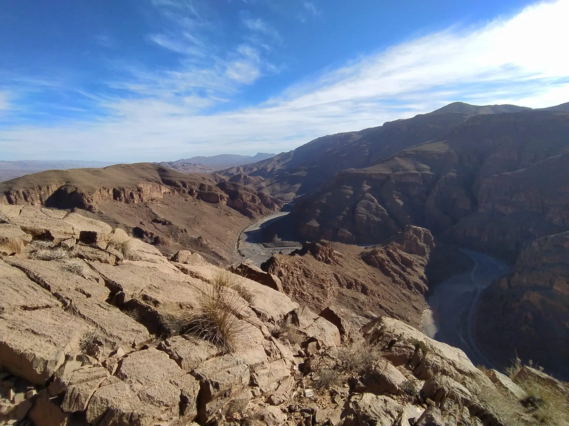 Vue plongeante sur les gorges d'Amsed au Maroc.