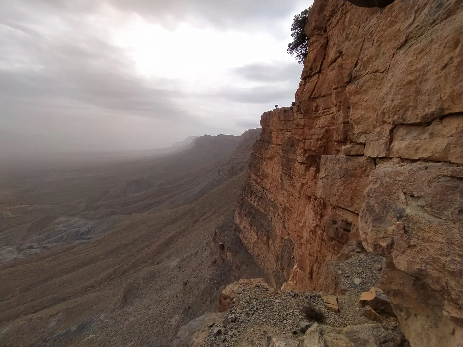 Longue falaise de Tagountsa dans le désert du Maroc, il s'agit d'un exit de base jump.