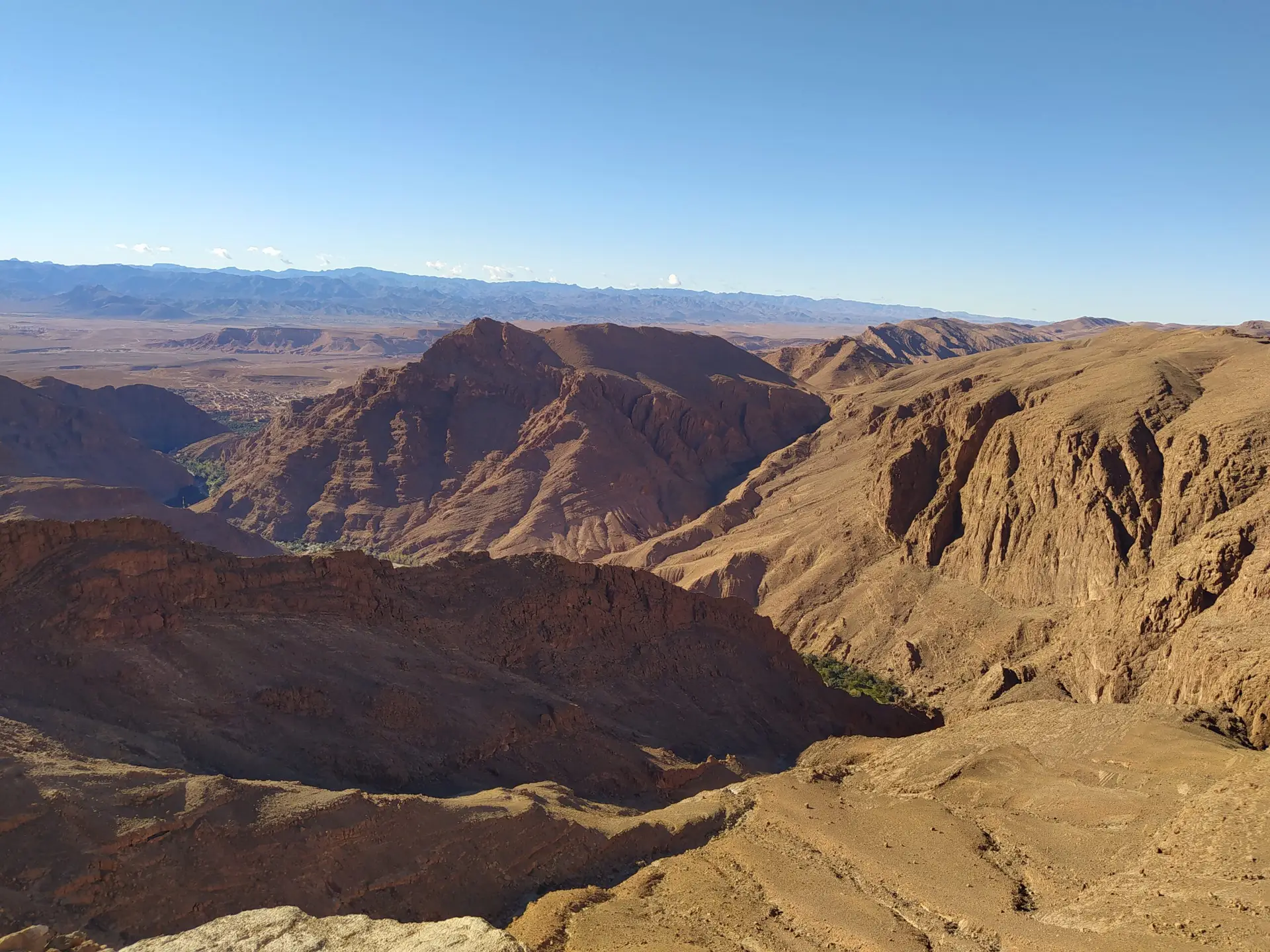 Paysage montagneux et désertique très rocailleux au Maroc.