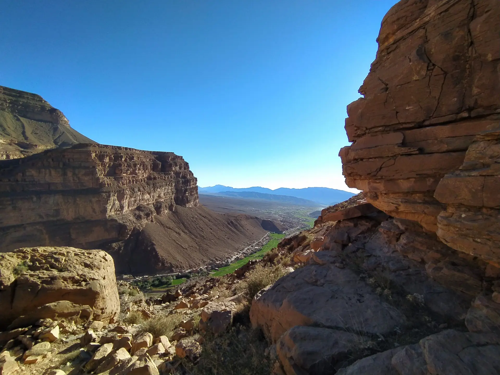 Paysage rocheux à la sortie des gorges d'Imider avec vue sur la vallée d'Amellagou et ses jardins irrigués.