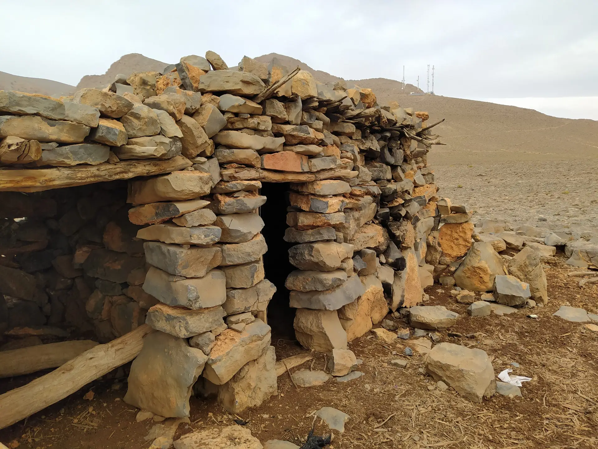 Cabane en pierres sèches dans les montagnes marocaines.