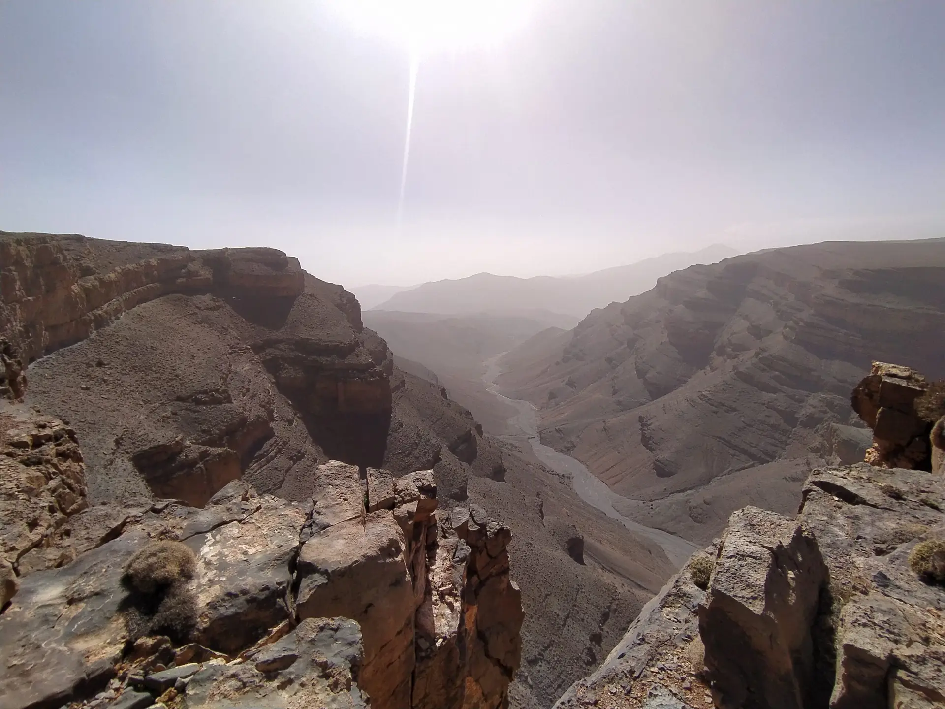 Vue depuis les hauteurs du cirque en contrebas de la route nationale 12 du Tizi Tigherrhouzine au Maroc.