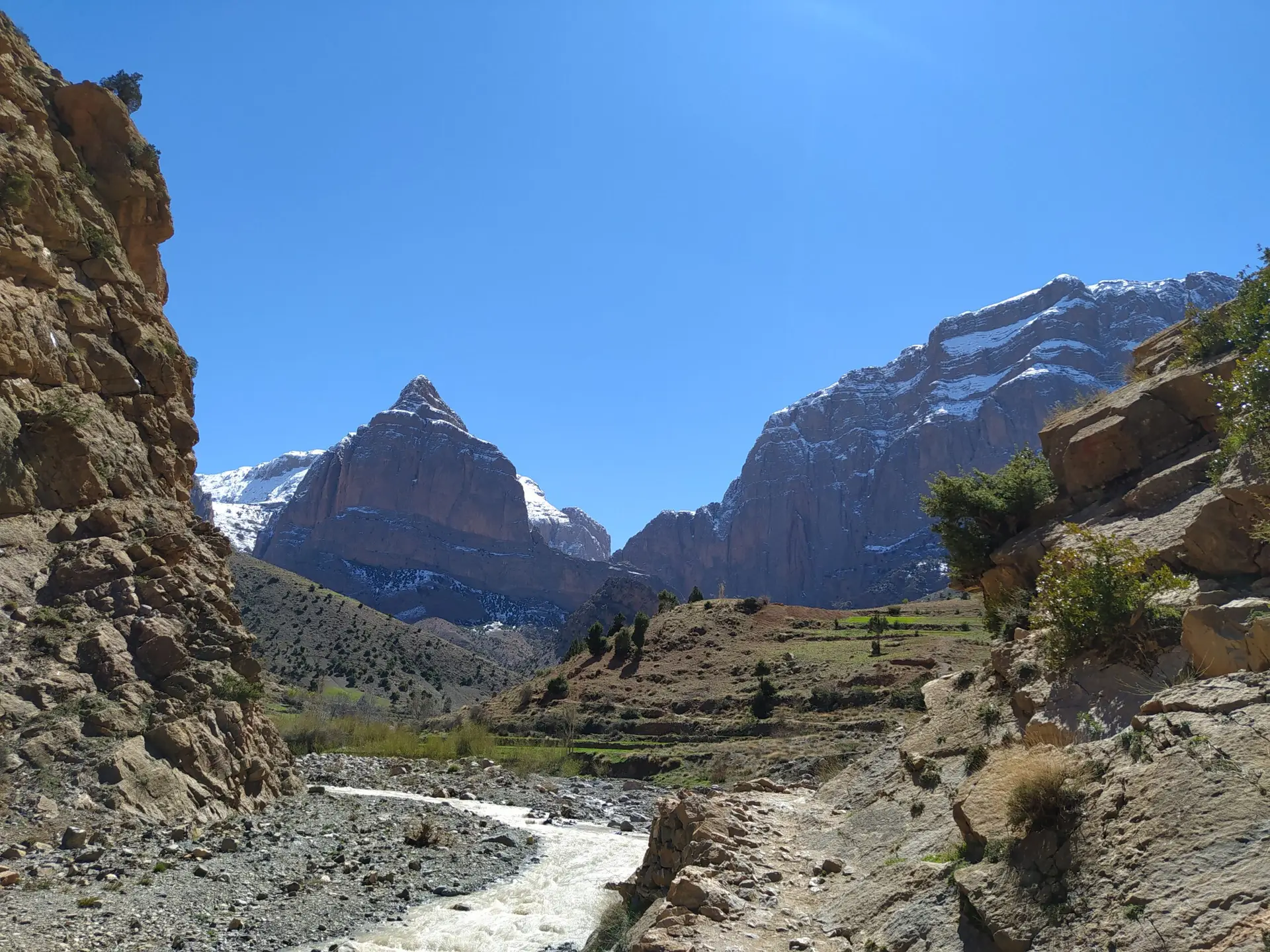 Entrée de la majestueuse vallée de Taghia avec vue sur le Taoujdad et le Maoujdad enneigés dans l'Atlas marocain.