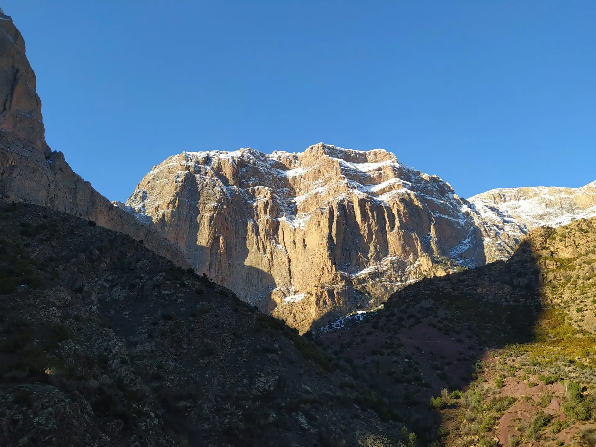 Vue sur le sommet du Maoujdad dont les vires supérieures sont enneigées à Taghia au Maroc.
