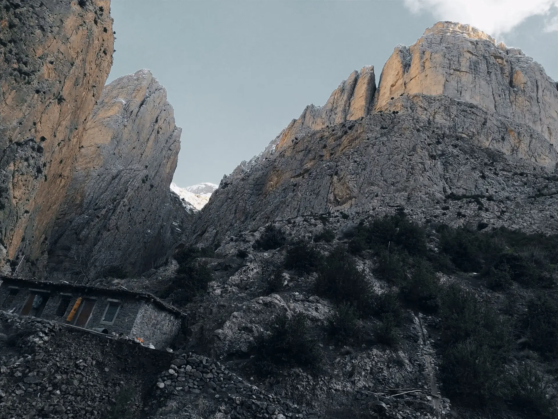 Vue en contre plongée sur les vertigineuses falaises de Taghia au Maroc, très propices à la pratique du paralpinisme.