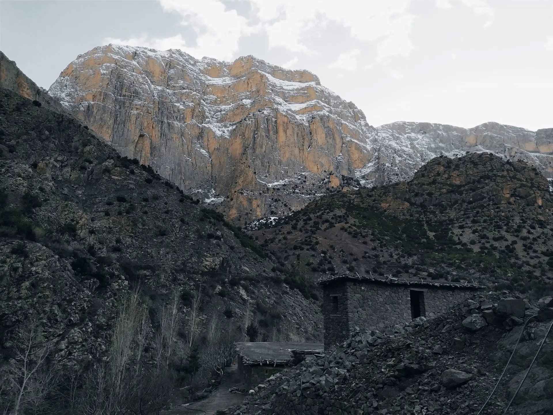 Falaises enneigées du Maoujdad, vallée de Taghia au Maroc, spot idéal à la pratique du base jump.