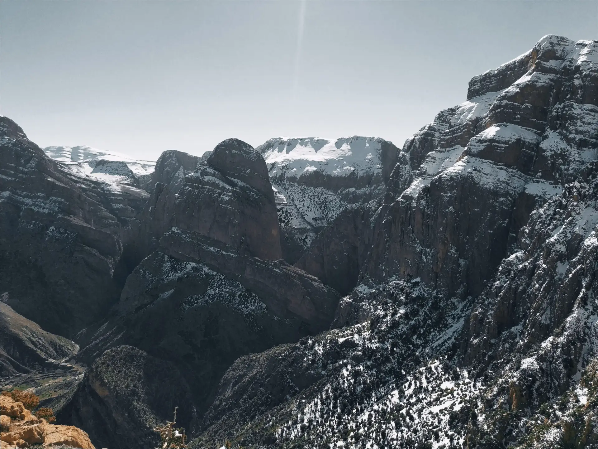 Grandiose vallée de Taghia au Maroc et ses immenses falaises durant une expédition de base jump avec BASE Spirit.