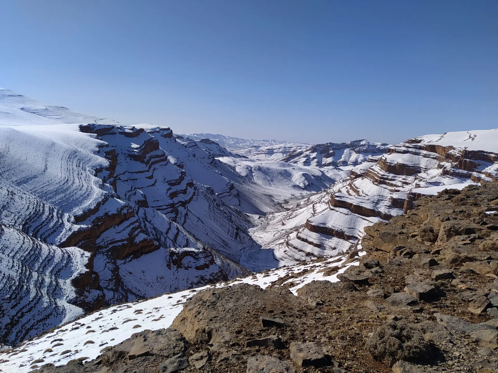 Cirque montagneux enneigé dans la chaîne de l'Atlas au Maroc.