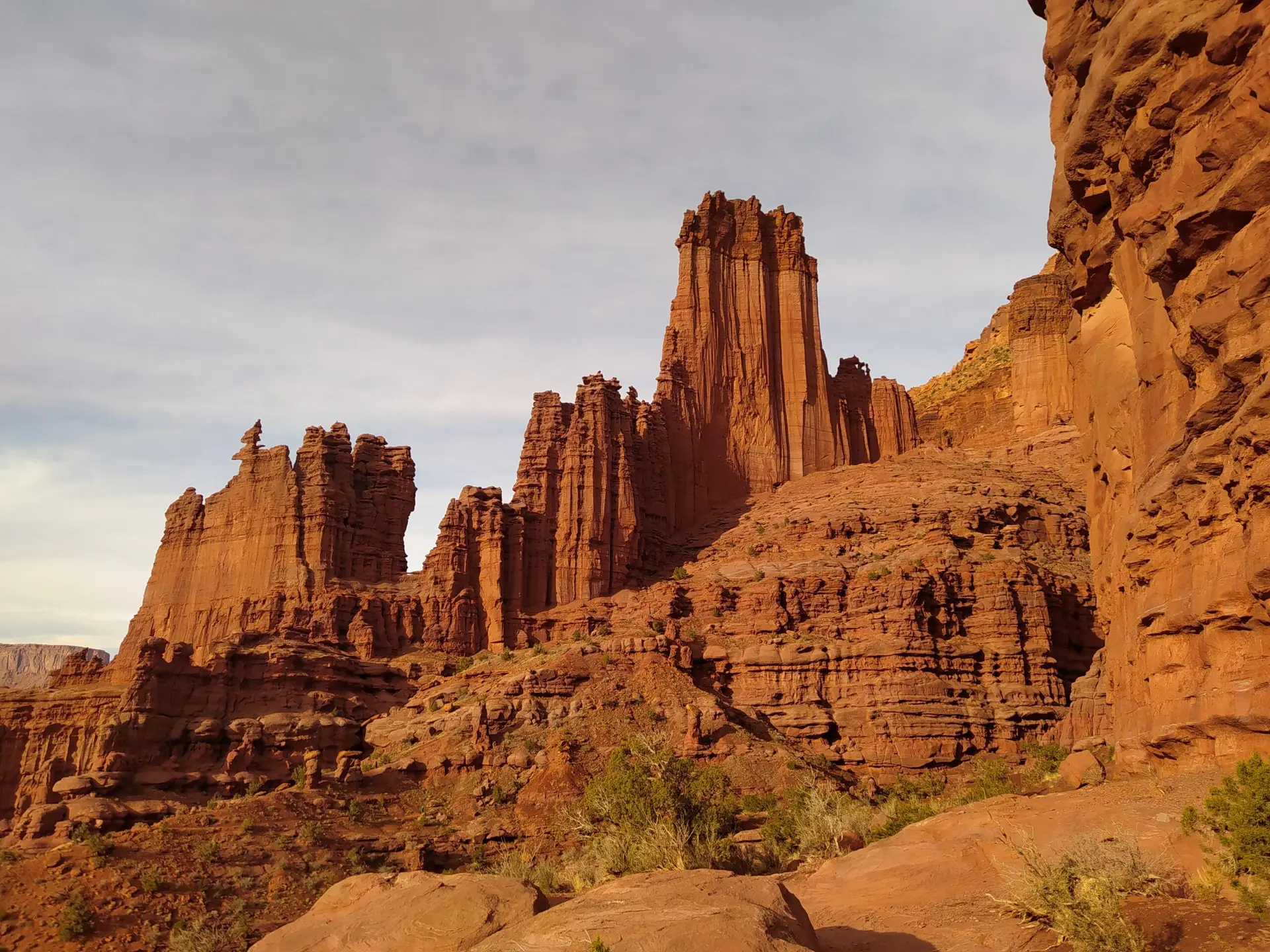 Grandioses Fisher Towers en Utah avec la voie d'escalade Ancient Art à gauche et l'immense Kingfisher Tower à droite.