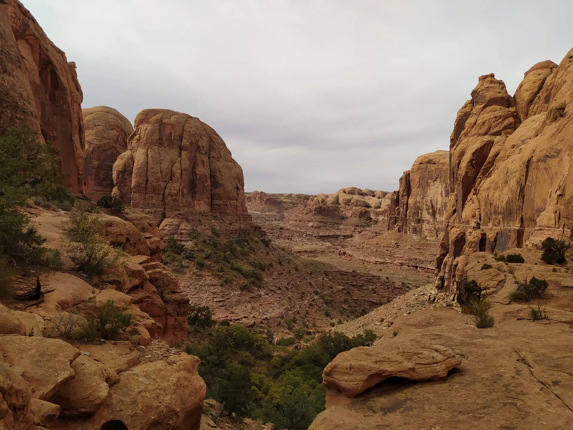 Paysage des red rocks de l'Utah au États-Unis avec des falaises en plein désert lors d'un expédition base jump avec BASE Spirit.