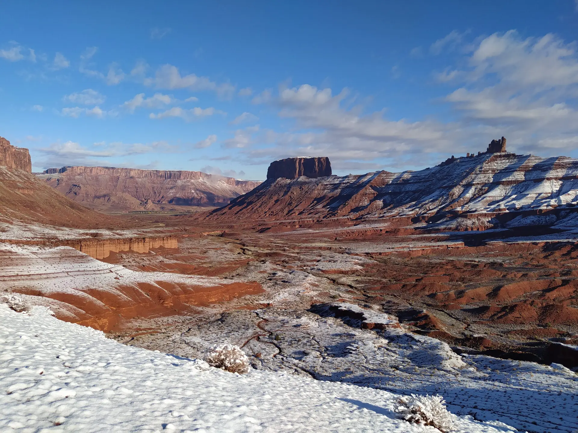 Vallée désertique de l'Utah saupoudrée de neige dans la région de Moab.