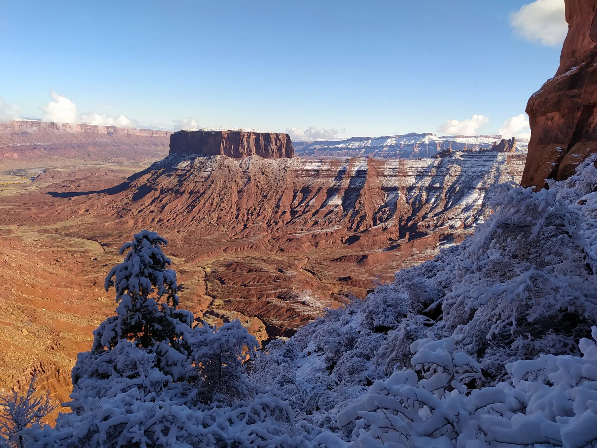 Les mesas, falaises typique du désert de l'Utah proche de Moab, avec au premier plan de la neige.