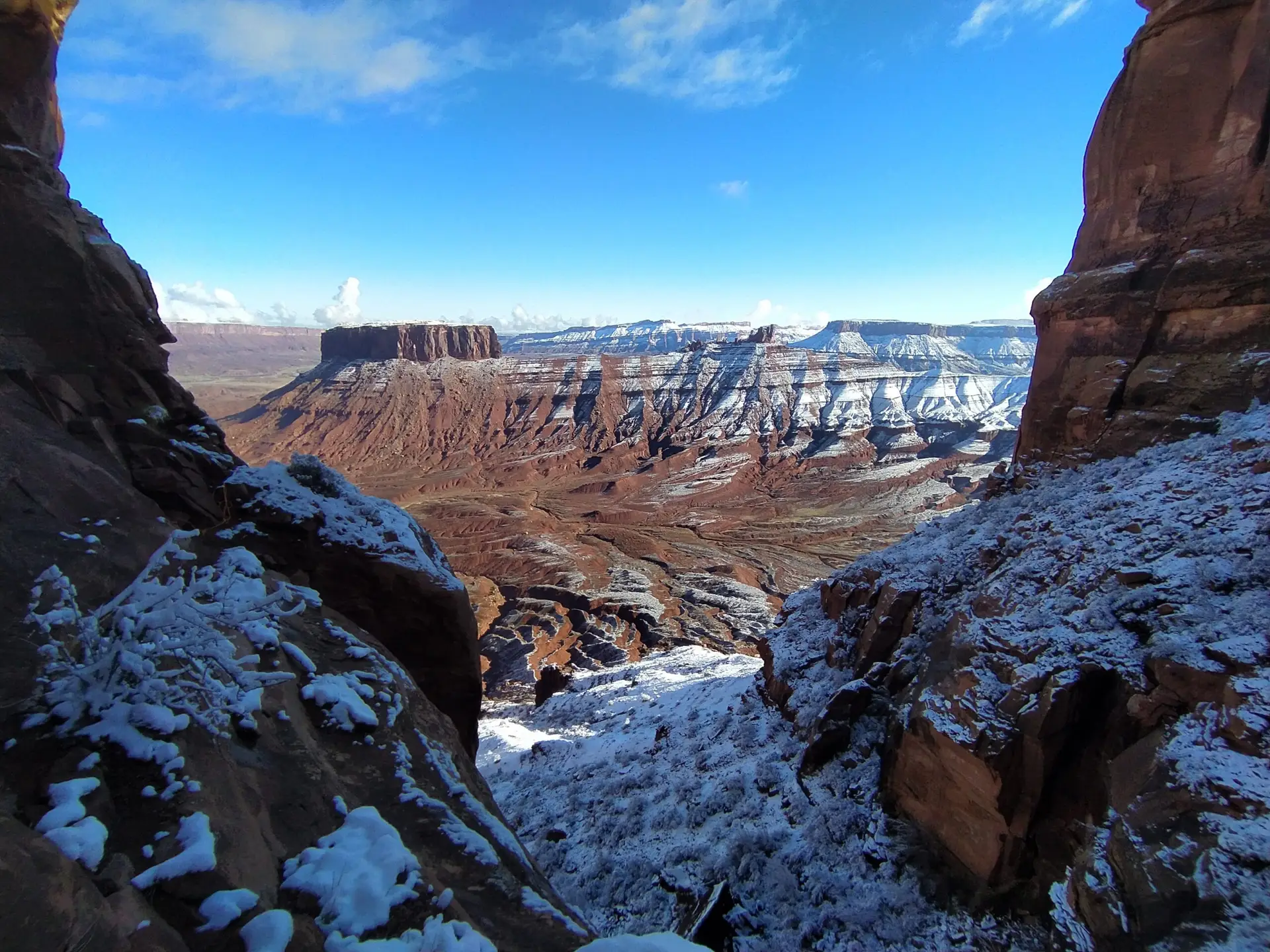 Vue à couper le souffle sur le désert enneigé en chemin pour sauter en base jump de Parriott Mesa à Moab.