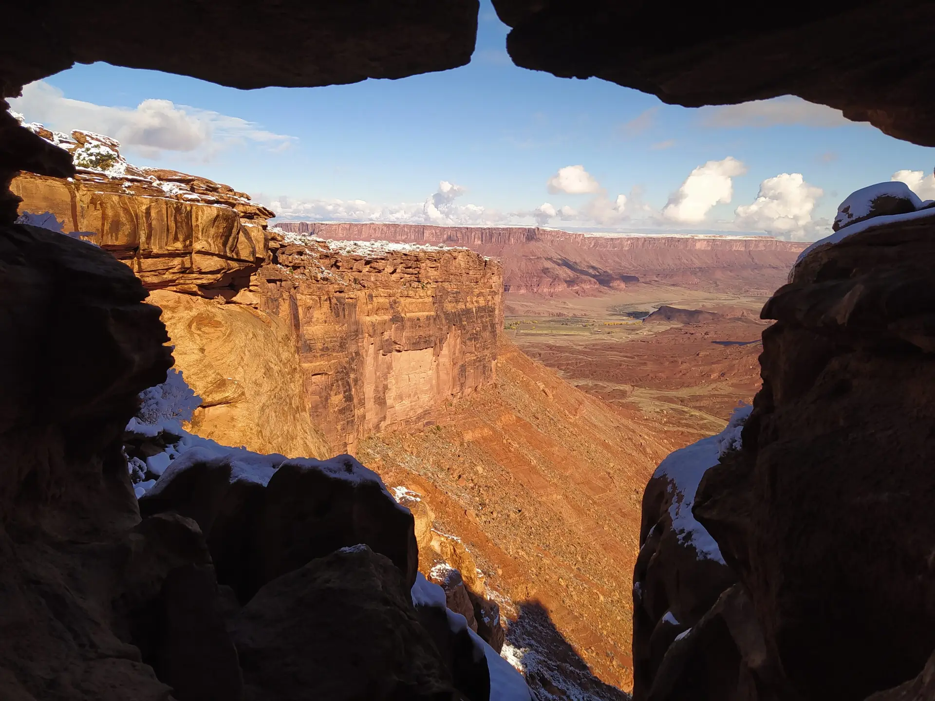 Prise de vue depuis l'intérieur d'une grotte donnant sur une belle vallée du désert à Moab en Utah.
