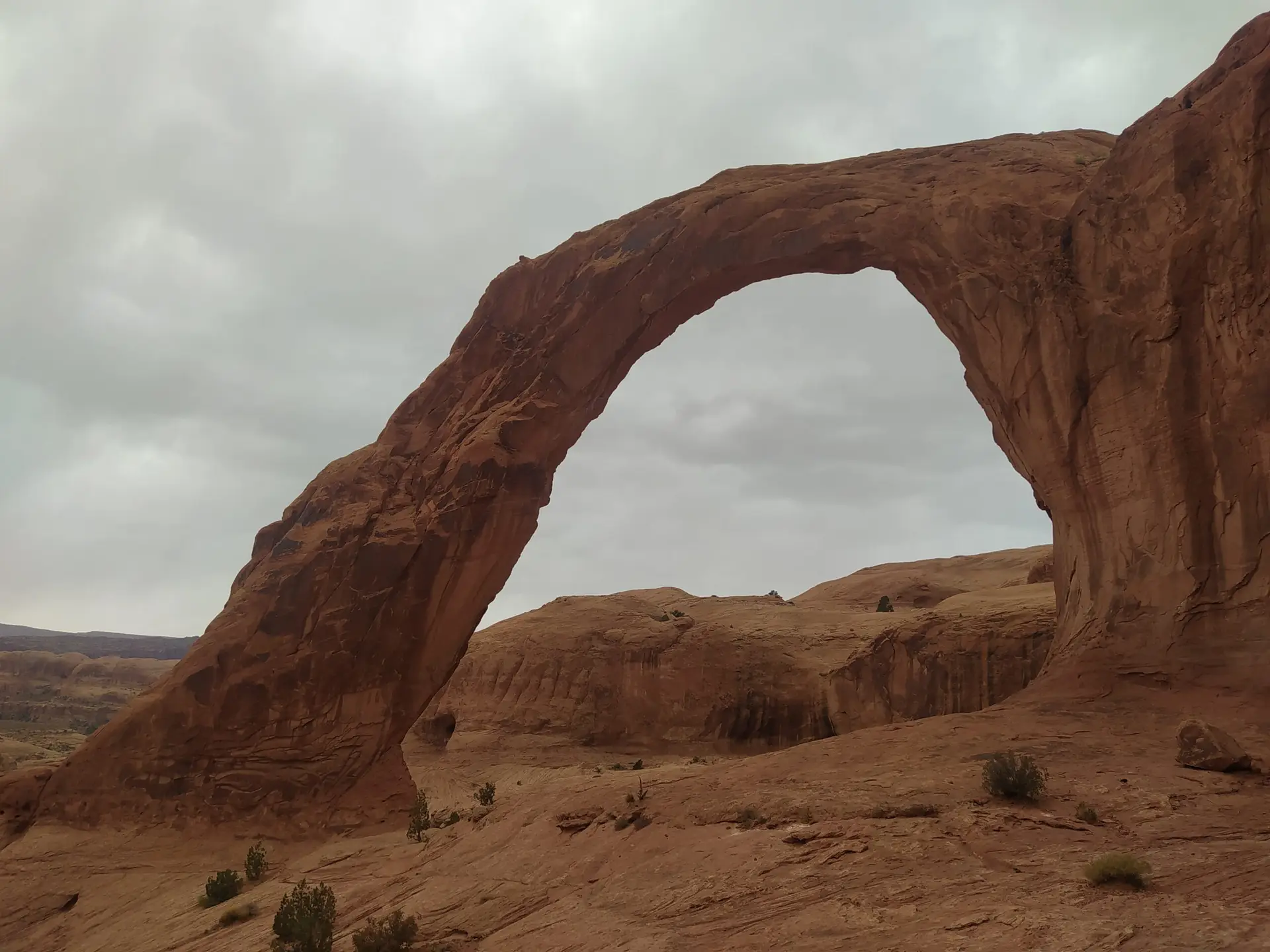 Avec ses 33 mètres de hauteur, Corona Arch est une formation géologique surprenante dans le désert de Moab.