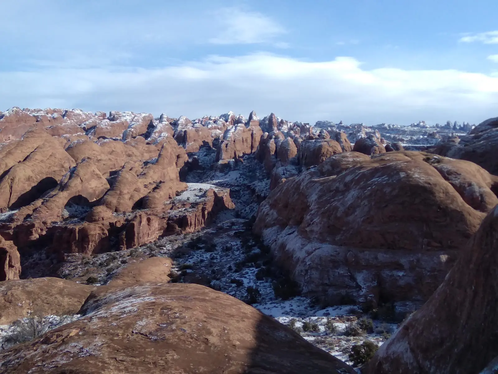 Formations géologiques atypiques recouvertes de neige à Moab en Utah.