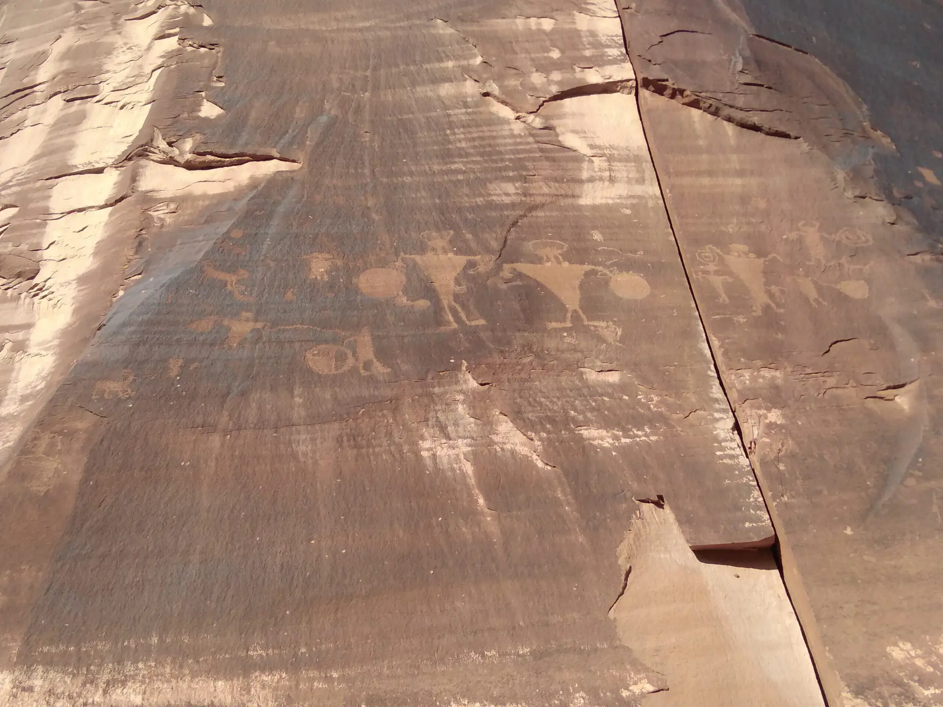 Pétroglyphes amérindiens âgés de plusieurs siècles représentant des personnages gravés dans la roche.
