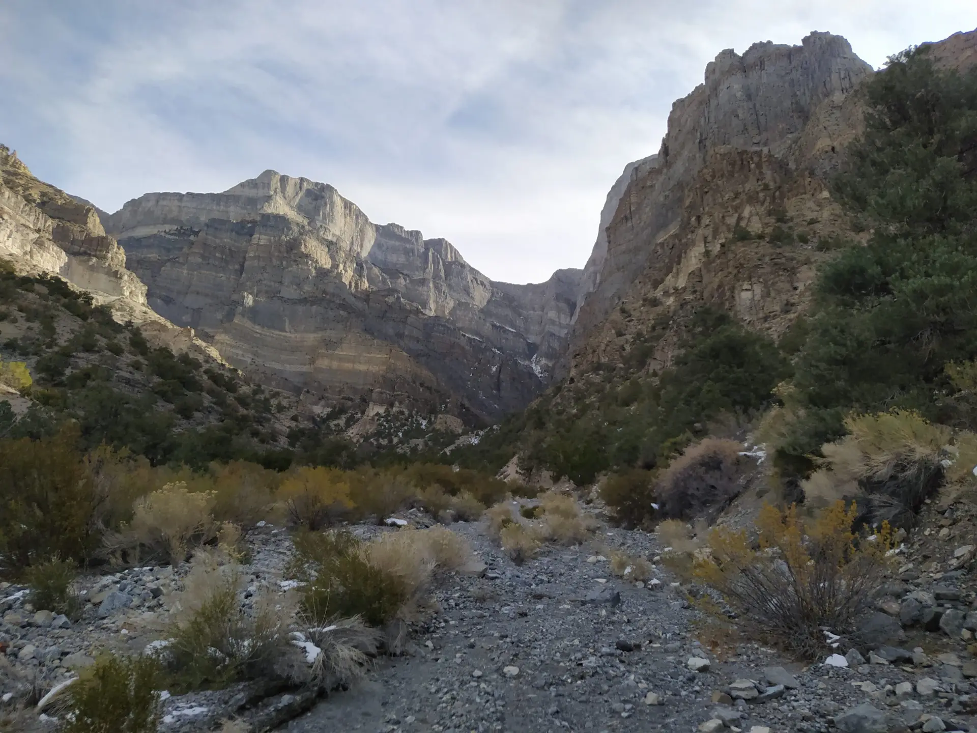 Canyon très isolé en plein désert donnant sur l'immense face nord du Notch Peak en Utah.