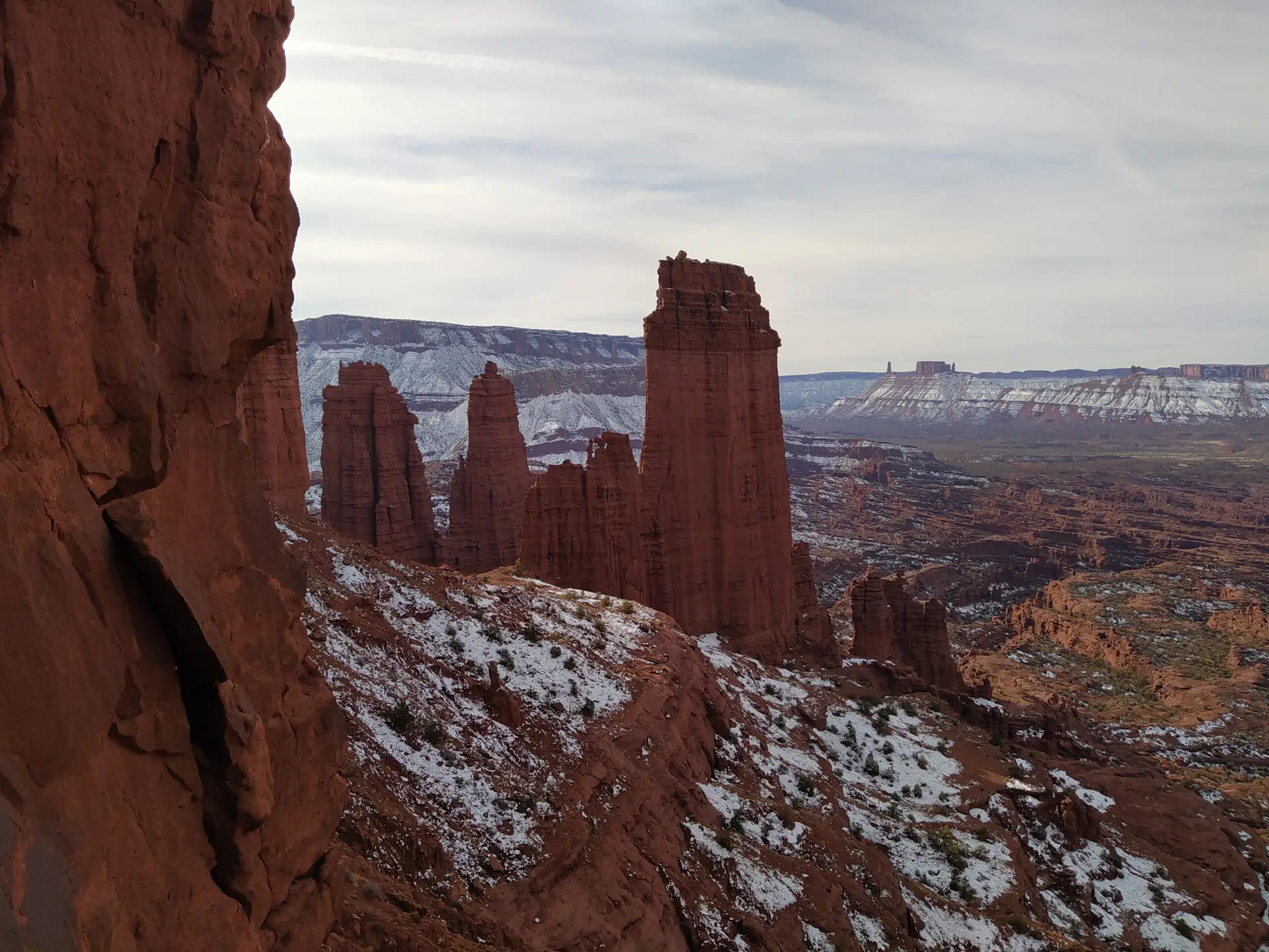 The Kingfisher Tower surrounded by snow during a base jumping expedition in Utah supervised by BASE Spirit.