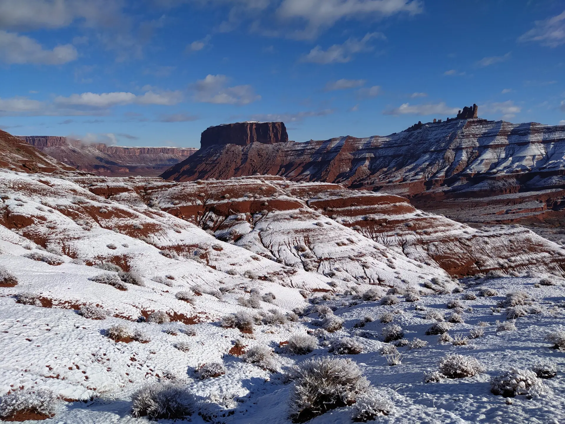 Amazing contrast of colors between snow and sand during a BASE Spirit expedition in the American West.